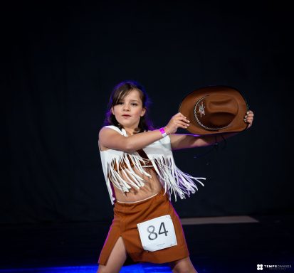 Danseuse en plein mouvement pendant le grand prix de france 2024 de la cffdj