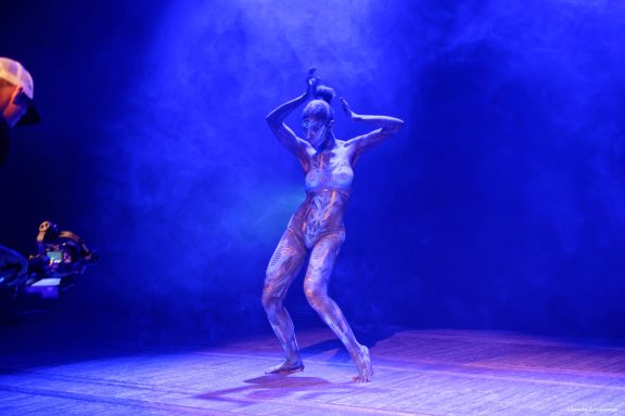 Danseuse Mélodie Gollé lors d'une rencontre avec le bodypainting, mettant en avant l'art corporel et la danse