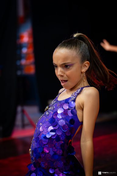 Danseuse en plein mouvement pendant le grand prix de france 2024 de la cffdj