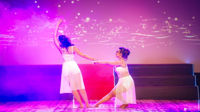 Deux danseuses en pleine performance au gala 2024 de l'association Let's Move à Raon-l'Étape, Vosges.