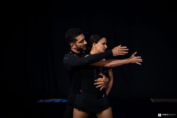 Danseuse en plein mouvement pendant le grand prix de france 2024 de la cffdj