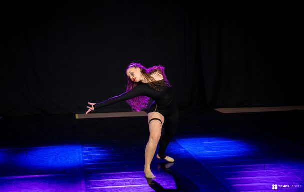 Danseuse en plein mouvement pendant le grand prix de france 2024 de la cffdj