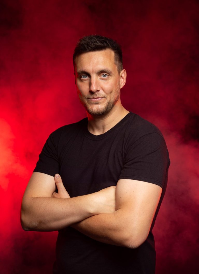 photo tempsdanses productions a propos Tempsdanses Productions en train de filmer une vidéo de danse, capturant une performance sur le plateau