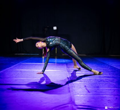 Danseuse en plein mouvement pendant le grand prix de france 2024 de la cffdj