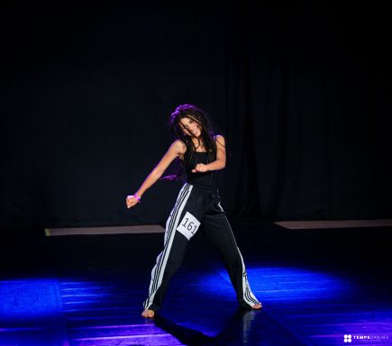 Danseuse en plein mouvement pendant le grand prix de france 2024 de la cffdj