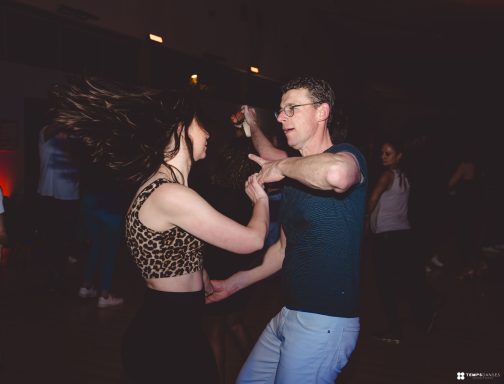 Couple de danseurs en bachata pendant le sbk tempsdanses festival organisé par tempsdanses à Epinal.