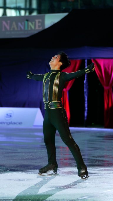 Adam Siao, patineur français exécutant une figure artistique sur la glace