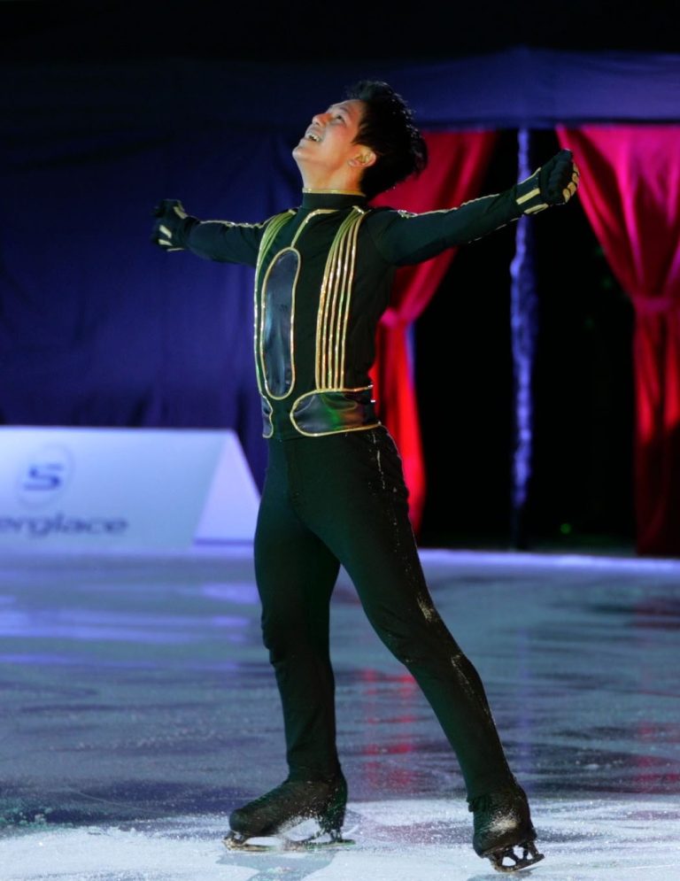 Adam Siao, patineur français exécutant une figure artistique sur la glace